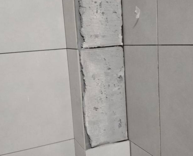 河源市瓷砖空鼓维修公司分享下瓷砖施工前基层浇水润湿程度不足，可能导致以下问题